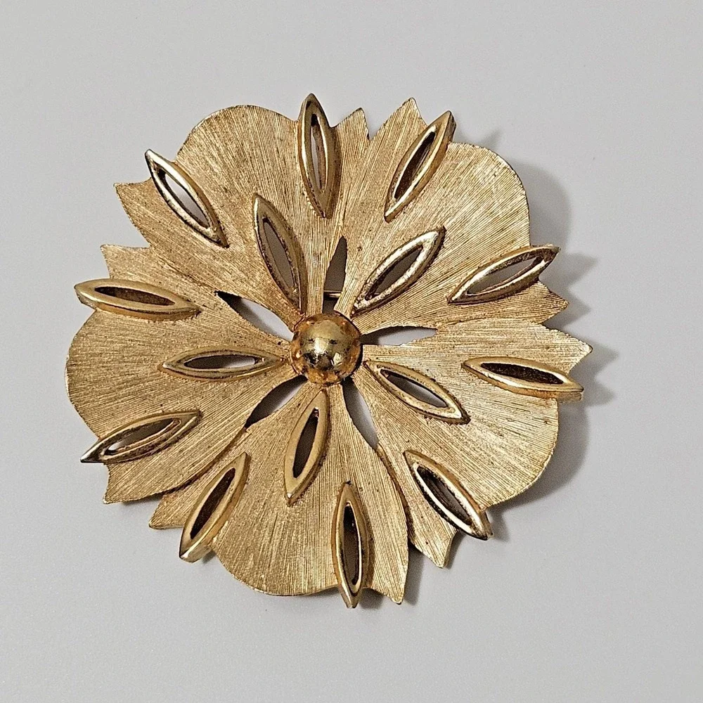 Crown Trifari Brooch Brushed Goldtone Flower Pin Floral